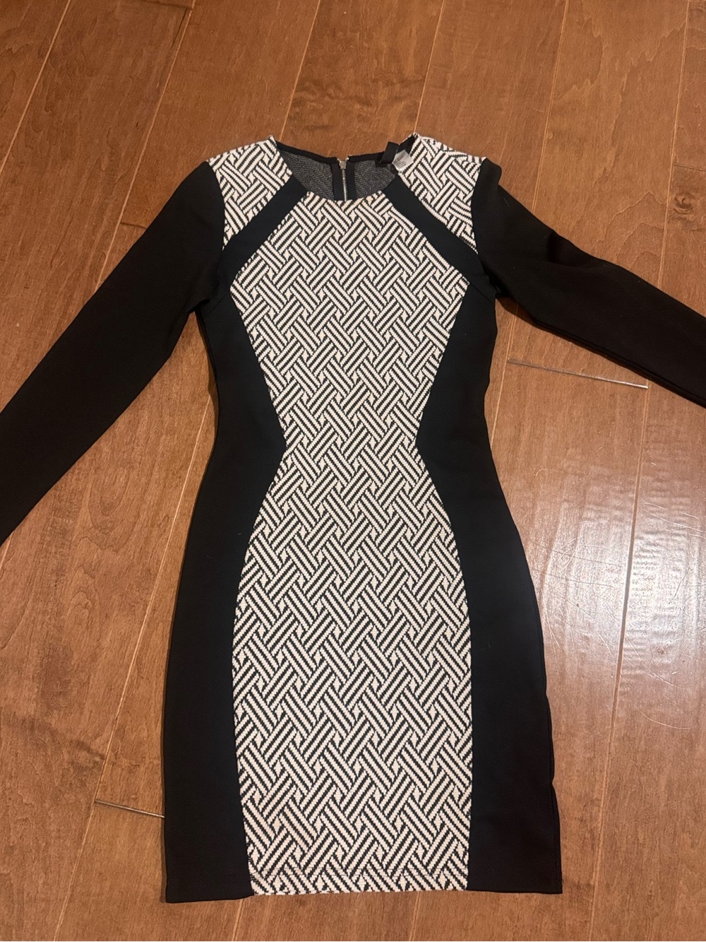 H&M Black and White Geometric Long-Sleeve Sheath Dress